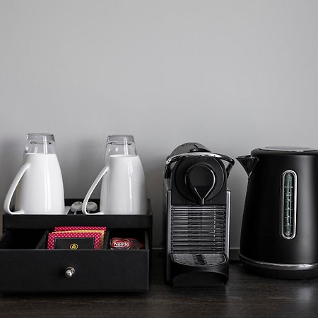 オークウッド プレミア メルボルンアパートホテル エクステリア 写真 A Nespresso coffee machine in a hotel room