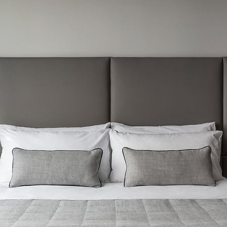 オークウッド プレミア メルボルンアパートホテル エクステリア 写真 A bed with a headboard