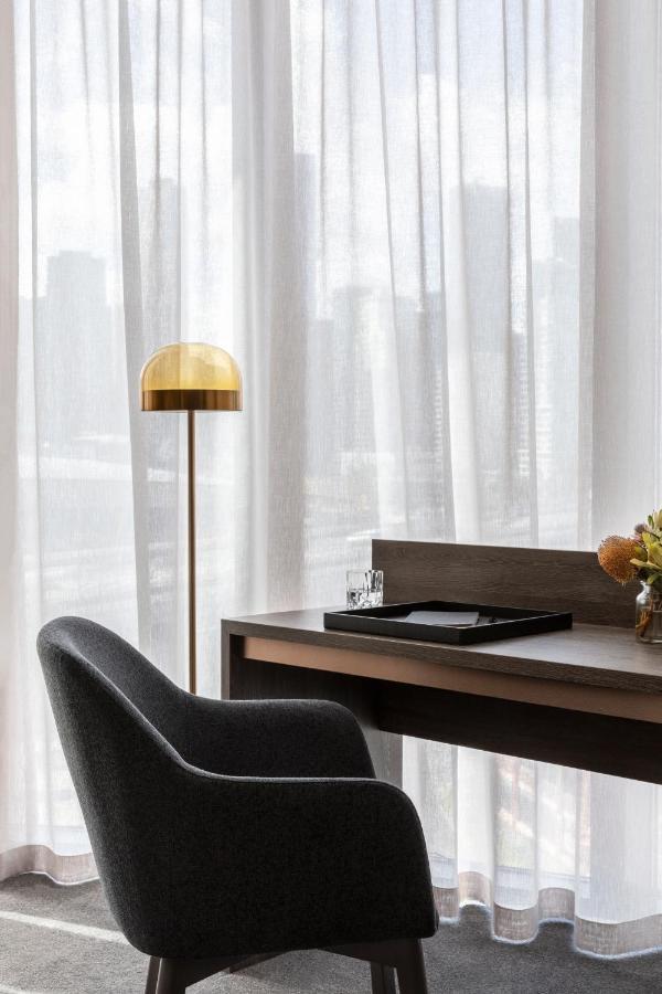 オークウッド プレミア メルボルンアパートホテル エクステリア 写真 A floor lamp