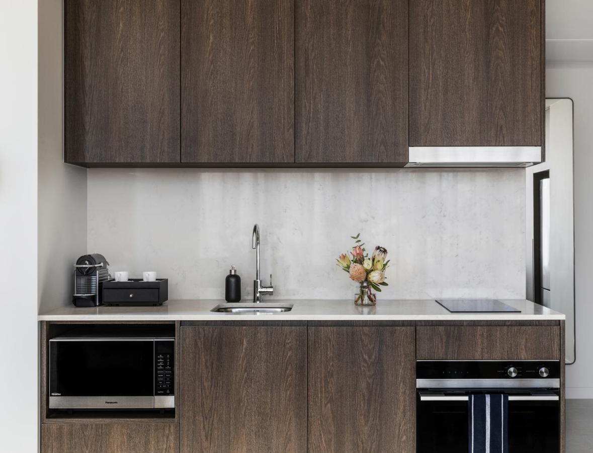 オークウッド プレミア メルボルンアパートホテル エクステリア 写真 A kitchen in a typical apartment