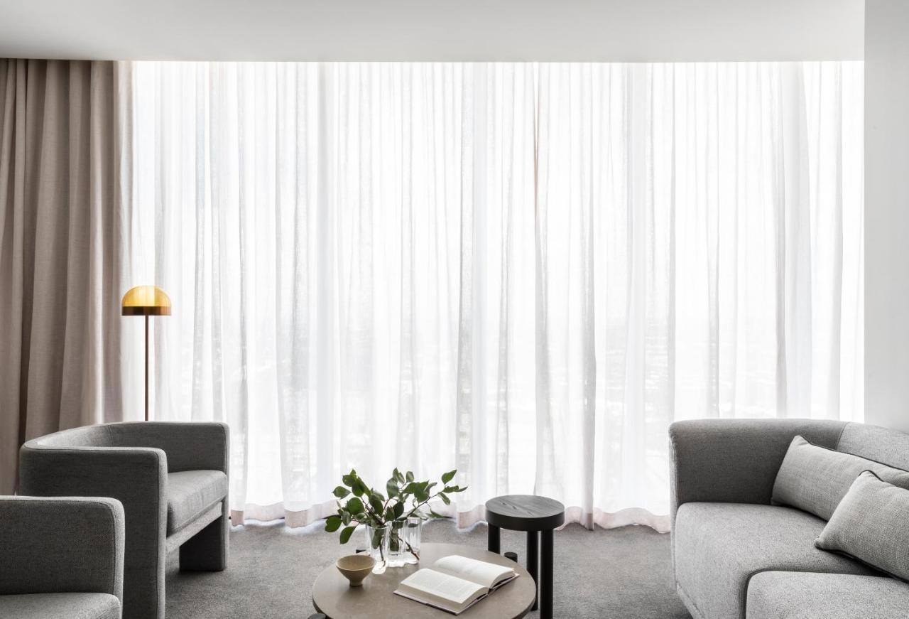 オークウッド プレミア メルボルンアパートホテル エクステリア 写真 A living room with sheer curtains