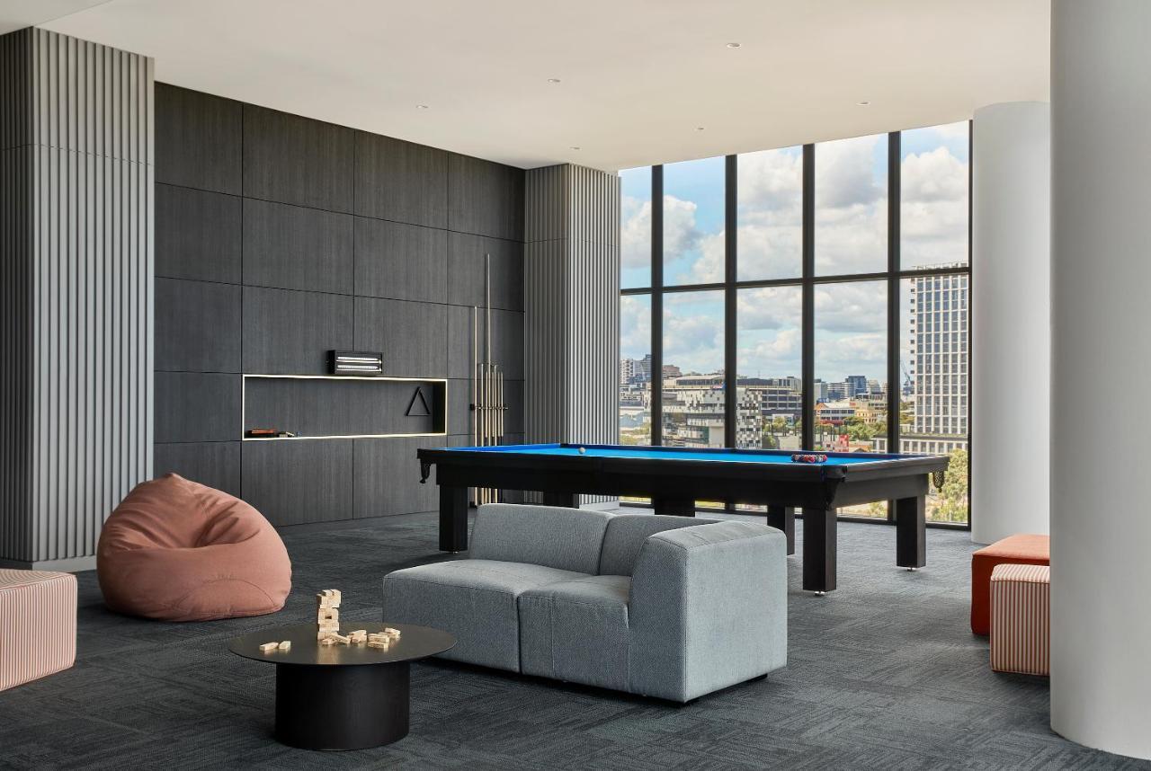 オークウッド プレミア メルボルンアパートホテル エクステリア 写真 The pool table at the top of the building