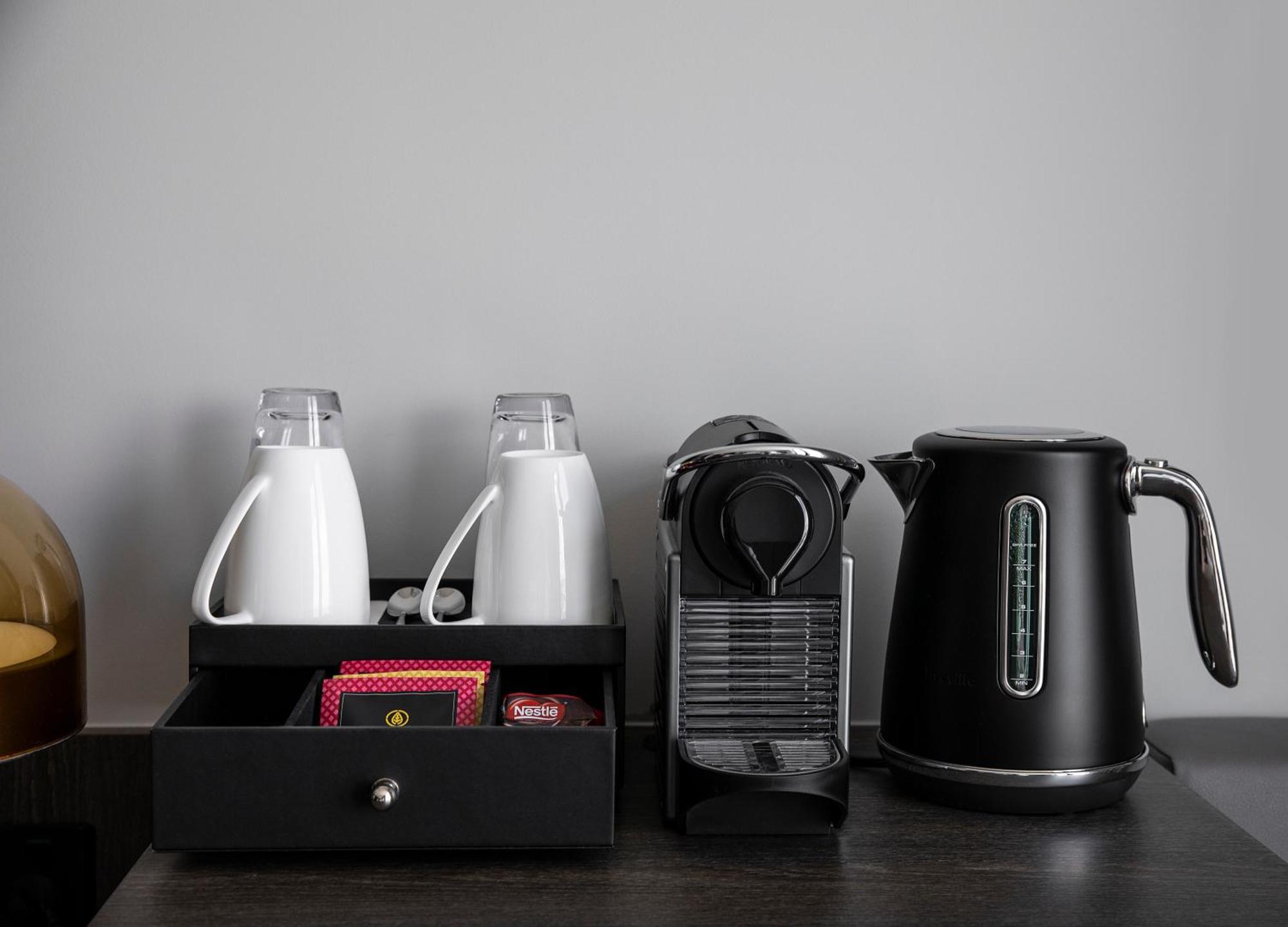 オークウッド プレミア メルボルンアパートホテル エクステリア 写真 A Nespresso coffee machine in a hotel room