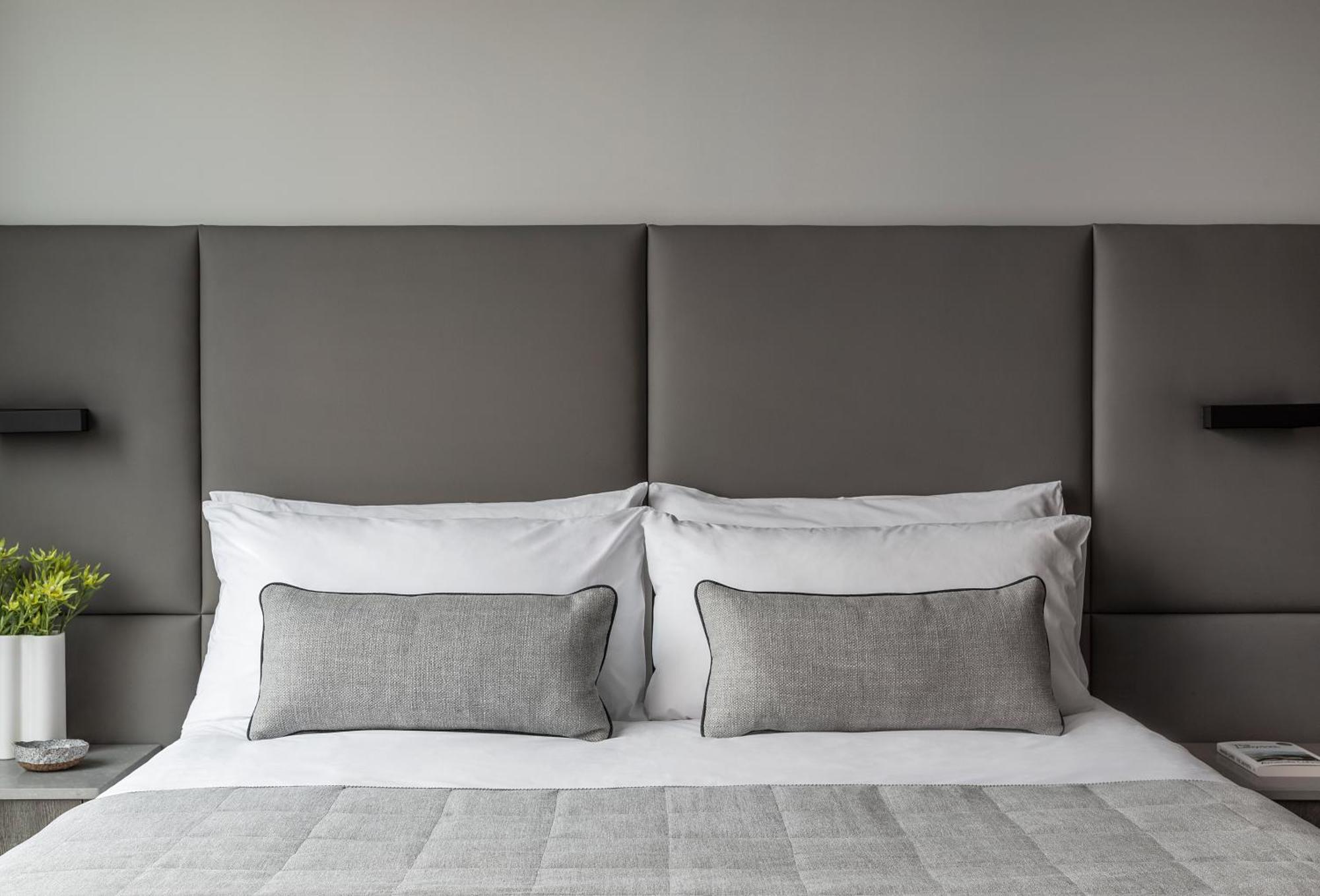 オークウッド プレミア メルボルンアパートホテル エクステリア 写真 A bed with a headboard